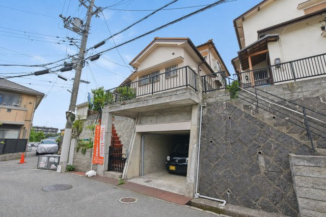 宝塚市平井山荘中古一戸建て│5SLDK＋駐車1台可の外観|阪急電宝塚線「山本」駅から徒歩10分の便利な立地にございます。雨風から守る掘込車庫付きのため、快適にお車をご利用いただけます。