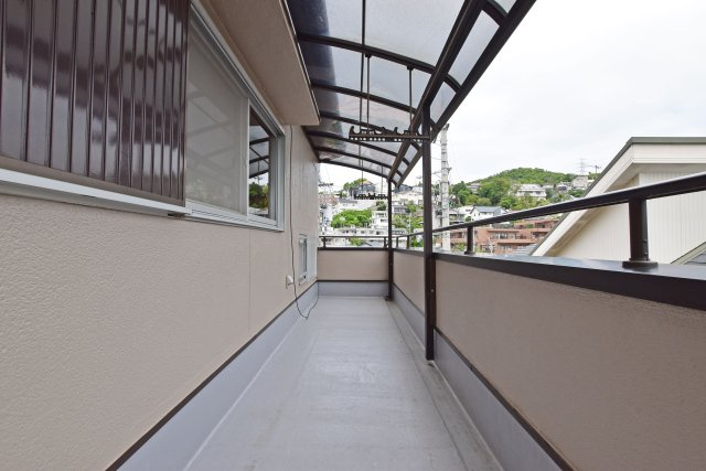 宝塚市平井山荘中古一戸建て│5SLDK＋駐車1台可のバルコニー|屋根付き仕様で、雨天時でも洗濯物を安心して干せます。