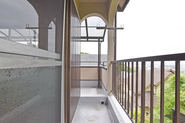 宝塚市平井山荘中古一戸建て│5SLDK＋駐車1台可のバルコニー|日当り・風通しも良好です。