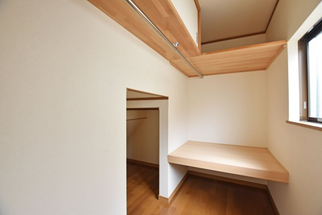 宝塚市平井山荘中古一戸建て│5SLDK＋駐車1台可の収納|通風・採光に配慮した納戸があり、思い出の品や季節物の収納にも便利です。