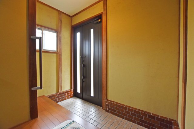 宝塚市平井山荘中古一戸建て│5SLDK＋駐車1台可の玄関|玄関はゆとりある広さを確保し、靴の脱ぎ履きがしやすい設計です。