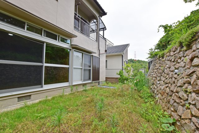 宝塚市平井山荘中古一戸建て│5SLDK＋駐車1台可の庭|敷地内にお庭があり、ガーデニングや家庭菜園にも最適な環境です。庭スペースにより隣家との距離感が保たれ、ゆとりある住環境を実現できます。