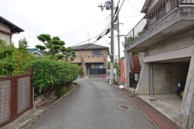宝塚市平井山荘中古一戸建て│5SLDK＋駐車1台可の前面道路含む現地写真|落ち着いた雰囲気の住宅街に位置しており、静かで暮らしやすい住環境が魅力です。