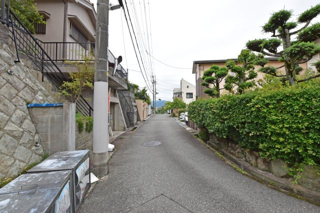 宝塚市平井山荘中古一戸建て│5SLDK＋駐車1台可の前面道路含む現地写真|現地、お気軽にご見学できます。
