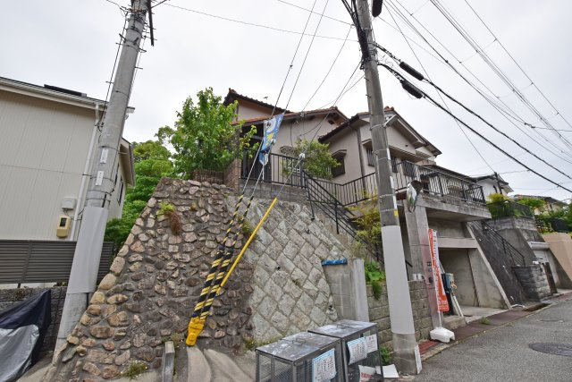 宝塚市平井山荘中古一戸建て│5SLDK＋駐車1台可の外観|ご不明な税金・諸費用についても丁寧にサポートいたします。現地見学で、住まいのイメージやご希望をぜひお聞かせください。