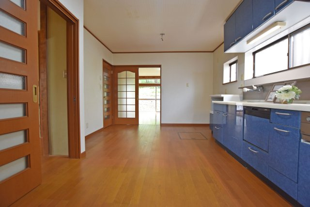 宝塚市平井山荘中古一戸建て│5SLDK＋駐車1台可の居間・リビング|LDK9.5帖
キッチンとリビングに一体感を持たせ、家族のコミュニケーションがとりやすい設計です。