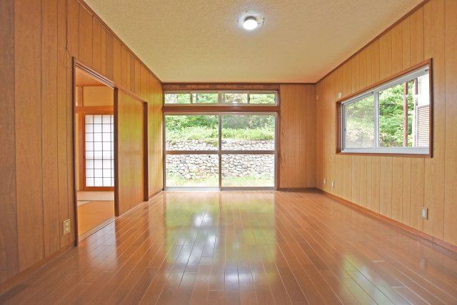 宝塚市平井山荘中古一戸建て│5SLDK＋駐車1台可の洋室|約10帖
家具配置のしやすさと収納力を兼ね備えた、使い勝手の良い空間です。