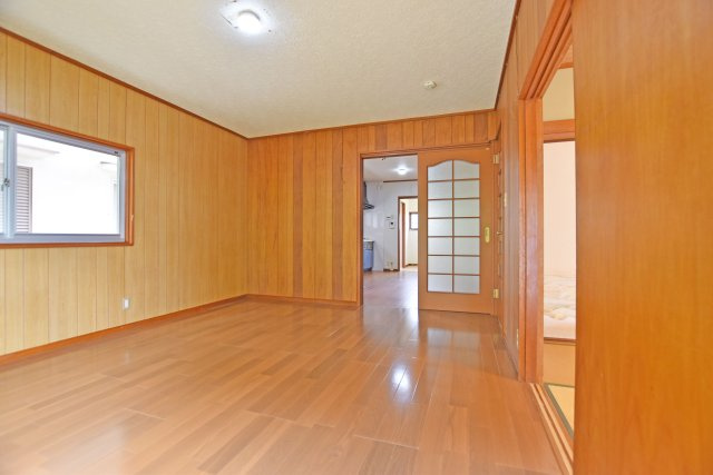 宝塚市平井山荘中古一戸建て│5SLDK＋駐車1台可の洋室|引き戸を閉めることで和室とリビングを分離でき、急な来客にも対応しやすい間取りです。