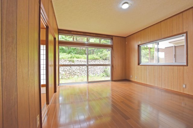 宝塚市平井山荘中古一戸建て│5SLDK＋駐車1台可の洋室|人が集まりたくなる開放的な空間が、毎日の暮らしをより豊かに彩ります。
