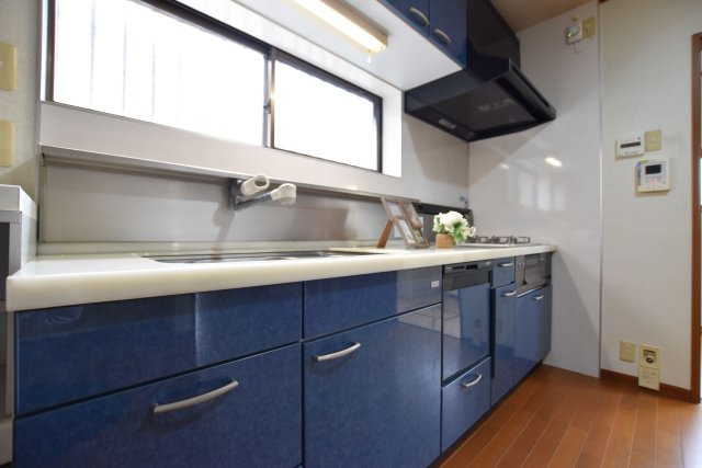 宝塚市平井山荘中古一戸建て│5SLDK＋駐車1台可のキッチン|収納力のあるシステムキッチンで、白い壁紙との相性も良く、キッチンがより引き立って見えます。