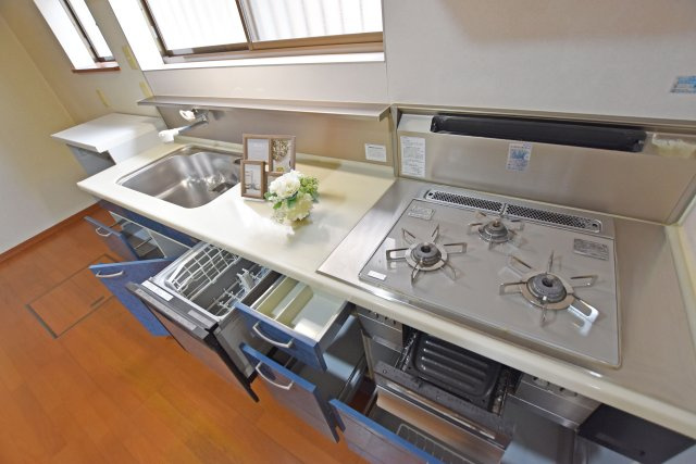 宝塚市平井山荘中古一戸建て│5SLDK＋駐車1台可のキッチン|まとめて洗える食器洗浄機が備わっており、家事の時短に役立ちます。
