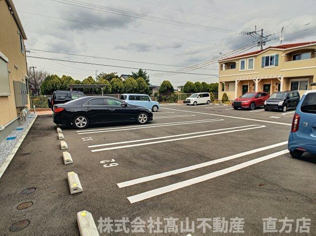 直方市大字感田のアパートの駐車場