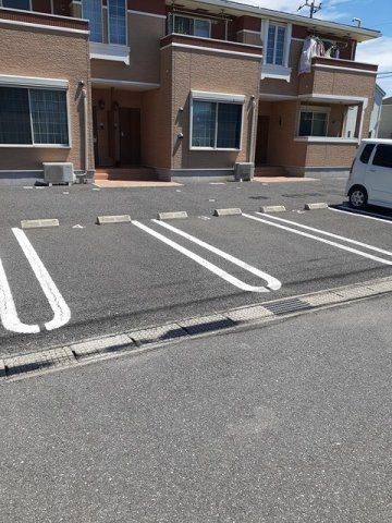 駐車場があるので、車を買う予定の方も安心です