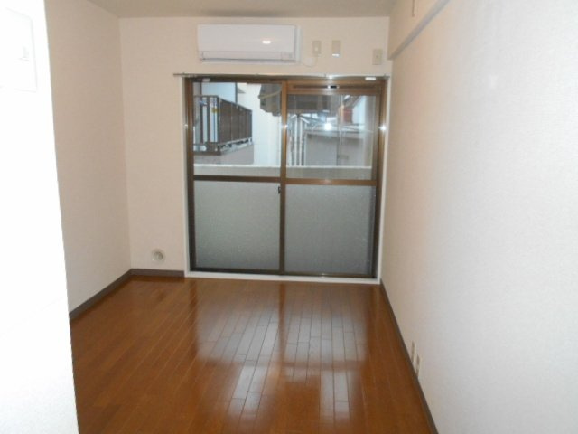 落ち着いた色調の洋室です