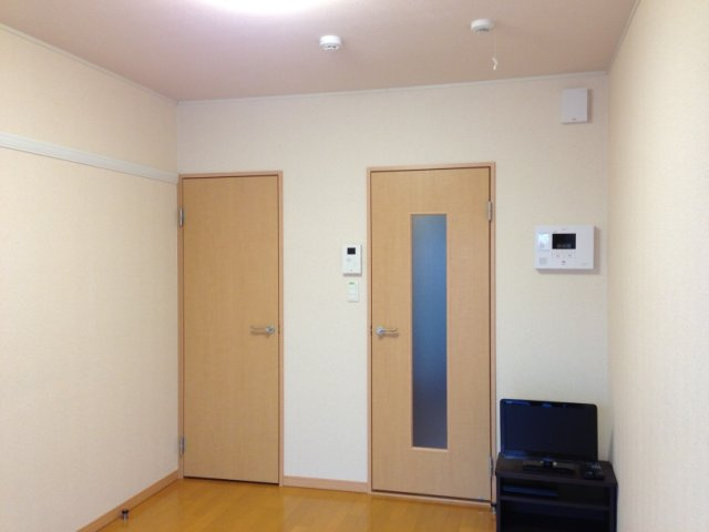 ナチュラルな木目と白を基調とした室内
