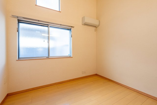 コンパクトで使いやすい洋室です