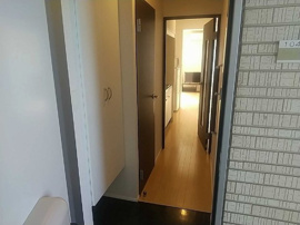 毎日通る玄関はこちらです