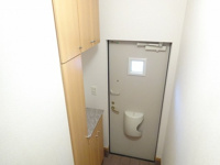 収納もある玄関です