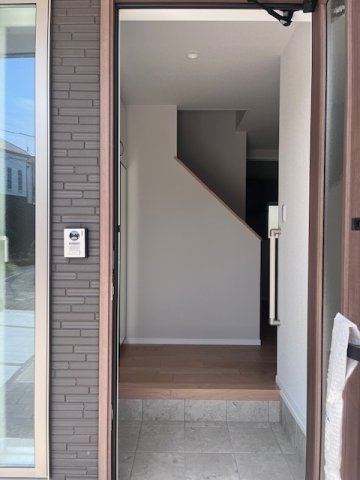 本浦町新築戸建て住宅の玄関