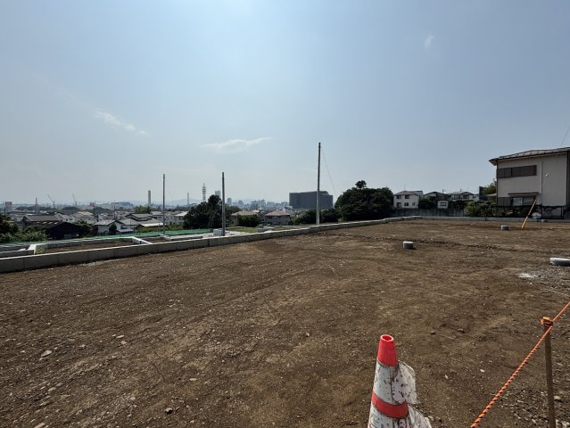 西平山５丁目売地の外観|高台の立地で空が広く感じられ、陽当りも良好です。