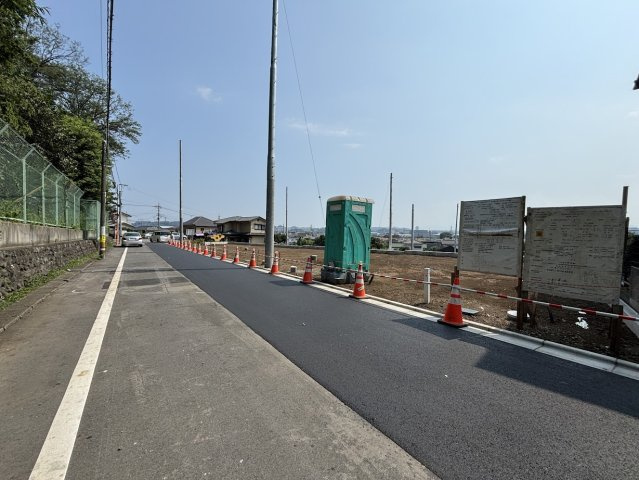 西平山５丁目売地の外観|前面道路も広く、車輛のすれ違いもスムーズです。