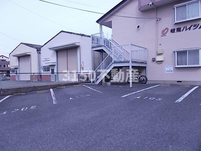 岐南ハイツＡの駐車場|車をお持ちの方に嬉しい駐車場付きの物件です