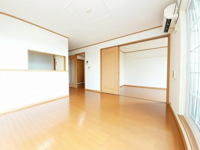 【居間・リビング】 | ジュネス馬場Ａ | ゆったりとしたリビングです