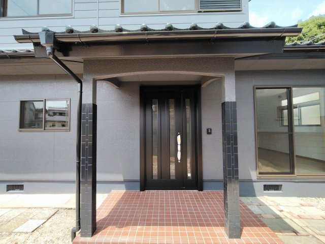 垢田町2丁目　リフォーム済物件の玄関|玄関ドアも交換しましたので気持ち良いですね。