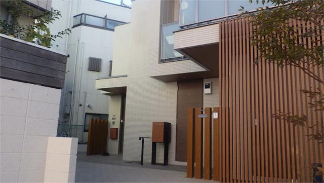 狛江市東和泉４丁目の賃貸マンションのエントランス