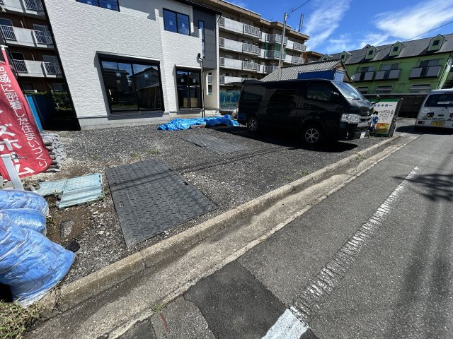 新築　前橋市朝倉町1区画の駐車場|現地写真　駐車スペースは建物南側に並列2台可能！