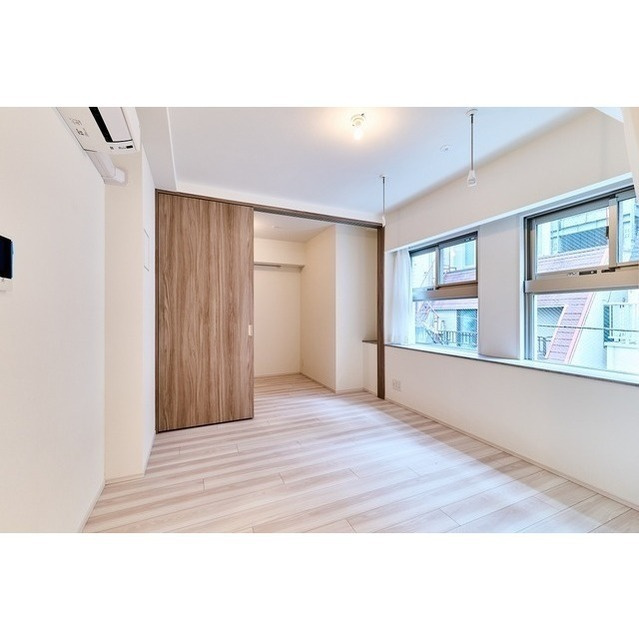 ＭＯＤＩＥＲ　ＧＩＮＺＡ　ＥＡＳＴ