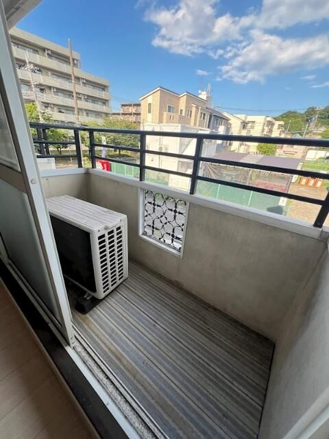 横浜市戸塚区上倉田町のアパートのバルコニー