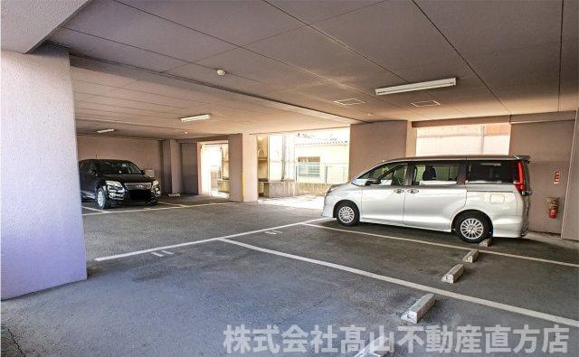 ミレニアム須崎の駐車場
