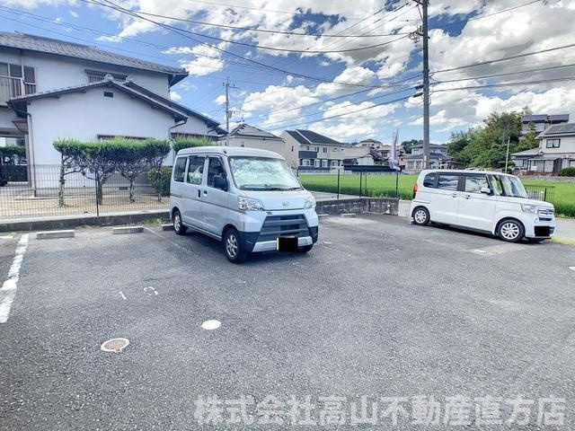 直方市大字植木のアパートの駐車場