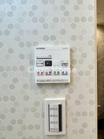 カエサル西尾久の冷暖房・空調設備|【浴室乾燥機】暖房・冷風・換気・乾燥が可能です。毎日を快適に過ごせるうれしい機能が揃っています。雨の日の洗濯物も安心です。