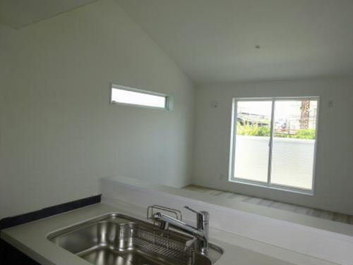 【居間・リビング】 | 【仲介手数料０円】平塚市平塚3丁目　新築一戸建て | 【仲介手数料０円】平塚市平塚3丁目　新築一戸建て