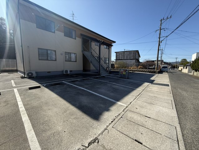 直方市大字感田のアパートの駐車場