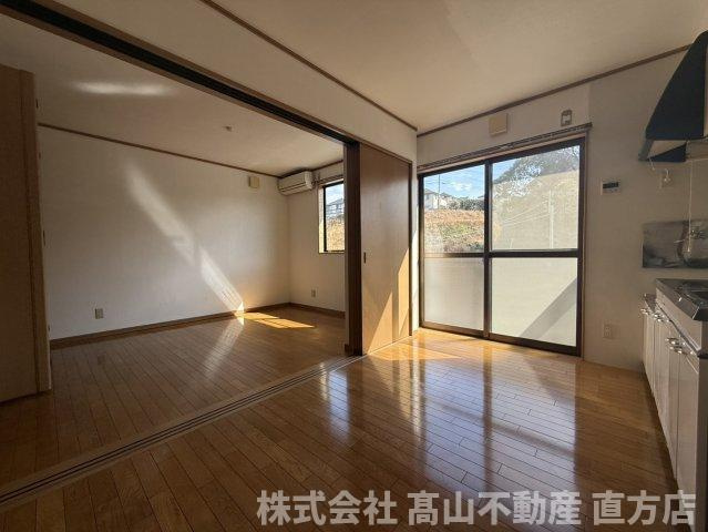 直方市大字感田のアパートの居間・リビング