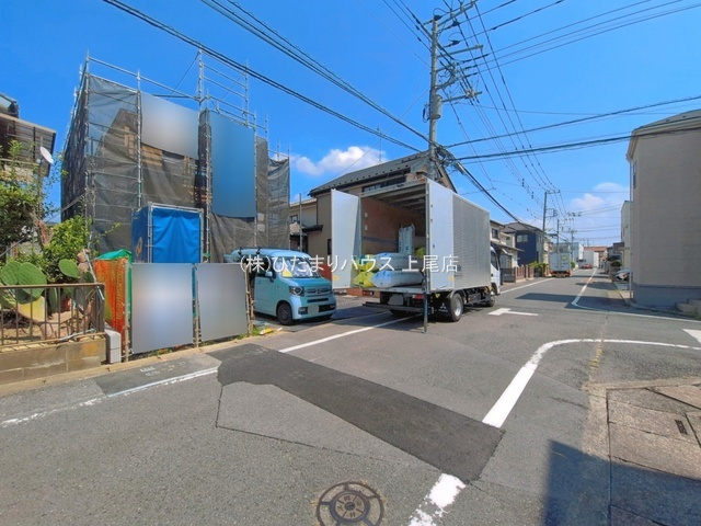 蓮田市西城2丁目　新築戸建　ブルーミング01の前面道路含む現地写真