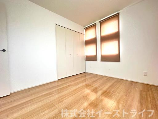 【新築戸建】　いわき市泉もえぎ台3期の洋室|1号棟写真　家具などのインテリアともマッチしておしゃれ感が出しやすく、身の回りの整理がしやすいのも魅力な洋室です。