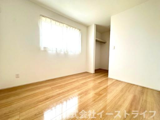 【新築戸建】　いわき市泉もえぎ台3期の子供部屋|1号棟写真　窓から日が差し込む明るい洋室。シンプルな造りなので配置するインテリア次第でお好きなお部屋の雰囲気に変えられます。
