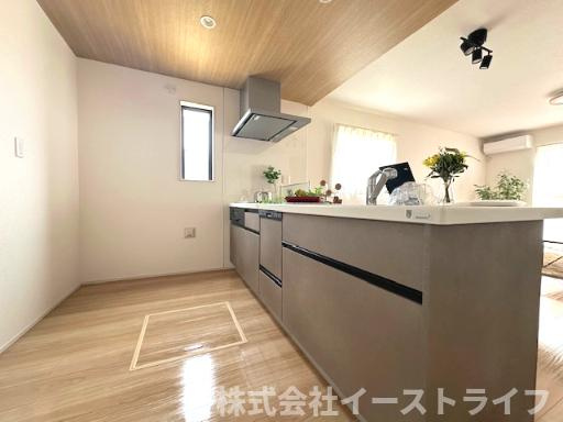 【新築戸建】　いわき市泉もえぎ台3期のキッチン|1号棟写真　対面式キッチンなので、リビングルームにいるご家族の様子を見ながら調理ができ、小さなお子様がいる家庭でも安心です。　