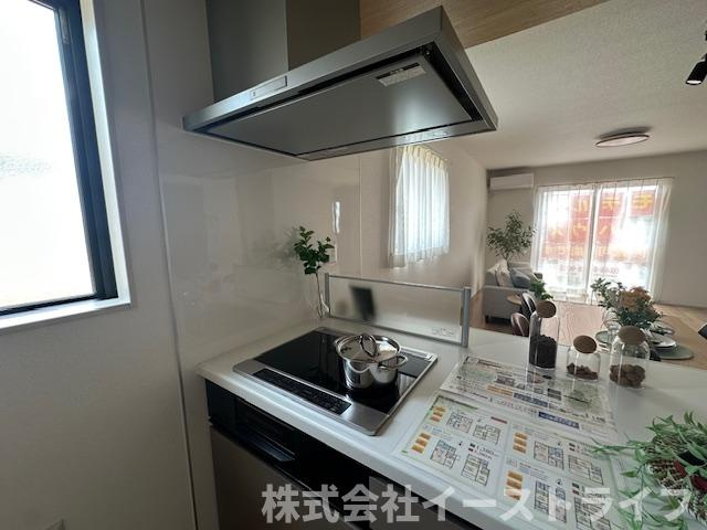 【新築戸建】　いわき市泉もえぎ台3期のキッチン|1号棟写真　対面キッチンならつくりたてのお料理をすぐに食卓へ〇配膳しながら調理ができるので調理スペースを広く使用でき、作業効率も上がりますね！