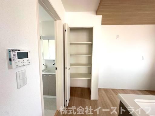 【新築戸建】　いわき市泉もえぎ台3期の収納|1号棟写真　パントリーは、食料品や消耗品のほかにも、食器や調理器具、調理家電、非常用の備蓄、掃除用具など、生活に必要なものを何でも収納できます。