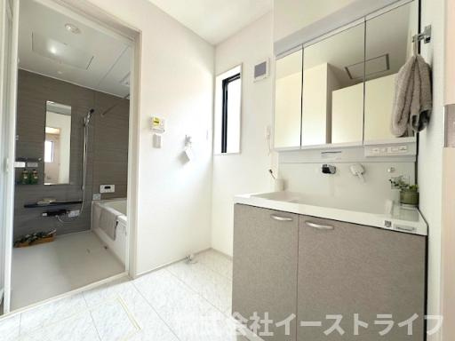 【新築戸建】　いわき市泉もえぎ台3期の独立洗面台|1号棟写真　収納スペースが豊富で、鏡の周りには棚もあるため、洗顔用品や歯ブラシ、うがい用のコップ、整髪料、スキンケア用品、化粧品などを置いて整理することができます。