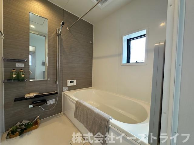 【新築戸建】　いわき市泉もえぎ台3期の浴室|1号棟写真　１坪サイズのバスルーム。浴室換気乾燥機を標準装備。乾きやすい床やお手入れのしやすい排水口など、いつも清潔にご使用いただけます。