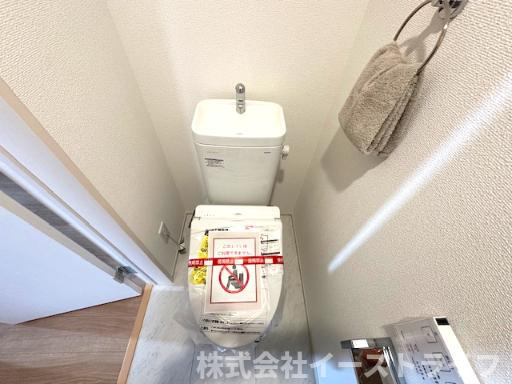 【新築戸建】　いわき市泉もえぎ台3期のトイレ|1号棟写真　1階と2階に完備されているので、朝の忙しい時間帯に困ることはありません。