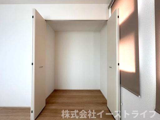 【新築戸建】　いわき市泉もえぎ台3期の収納|1号棟写真　ウォークインクローゼット内には衣類はもちろん、帽子やバッグ、アクセサリーなどの小物も収納することができます。