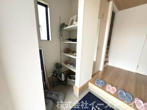 【新築戸建】　いわき市泉もえぎ台3期の収納|1号棟写真　シューズクローゼットが完備されたシンプルで明るい玄関です。