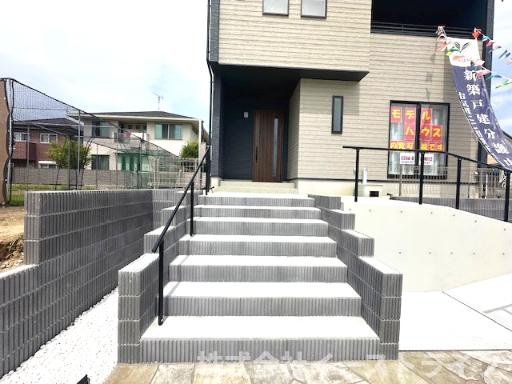 【新築戸建】　いわき市泉もえぎ台3期の玄関|1号棟写真　玄関ポーチも設置されているので、お客様からも好印象のお家です！